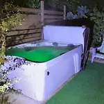 Bas De Avec Jardin, Piscine Et Jacuzzi