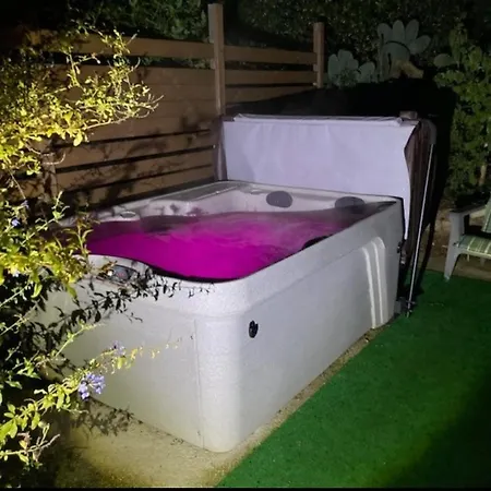 펜션 Bas De Avec Jardin, Piscine Et Jacuzzi 라센느쉬르메르