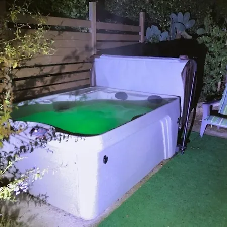 Bas De Avec Jardin, Piscine Et Jacuzzi